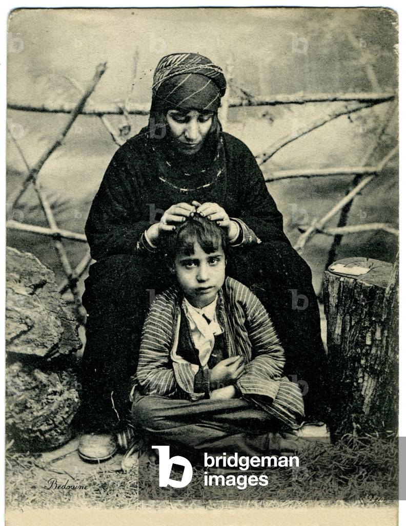 Geography. Iraq. Bedouin mother delousing her child. Postcard, Irak, 1902.