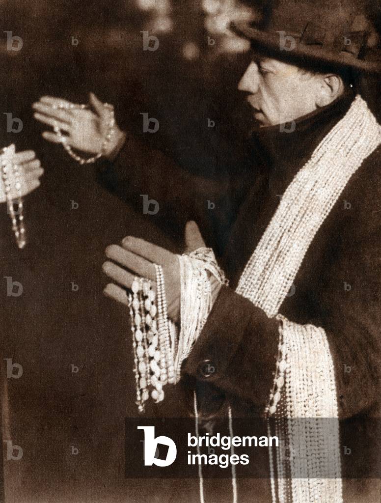 Bead salesman. (b/w photo, 1929)
