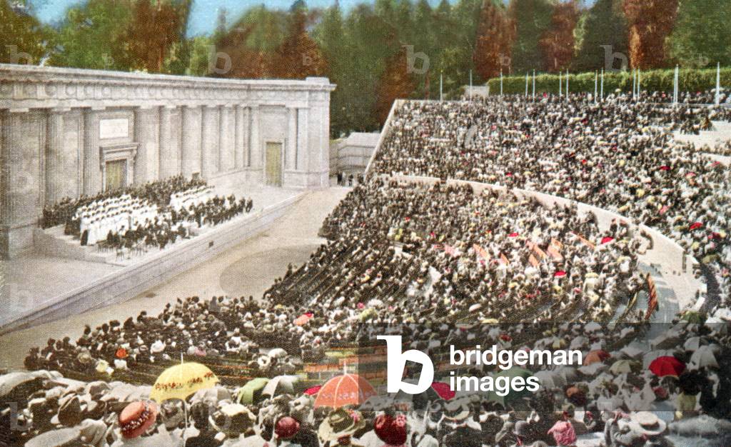 Concert at the open-air amphitheatre in the university of Berkeley. postcard c. 1910