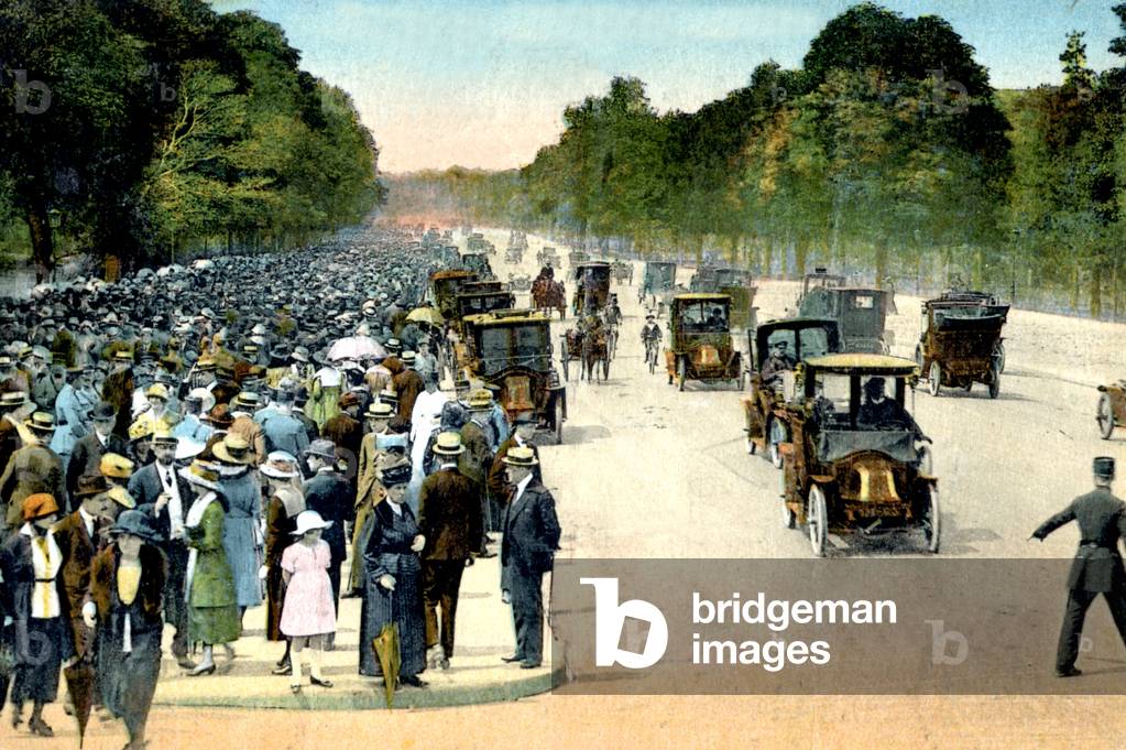 crowd on the avenue of Boulogne Woods, 1926, postcard
