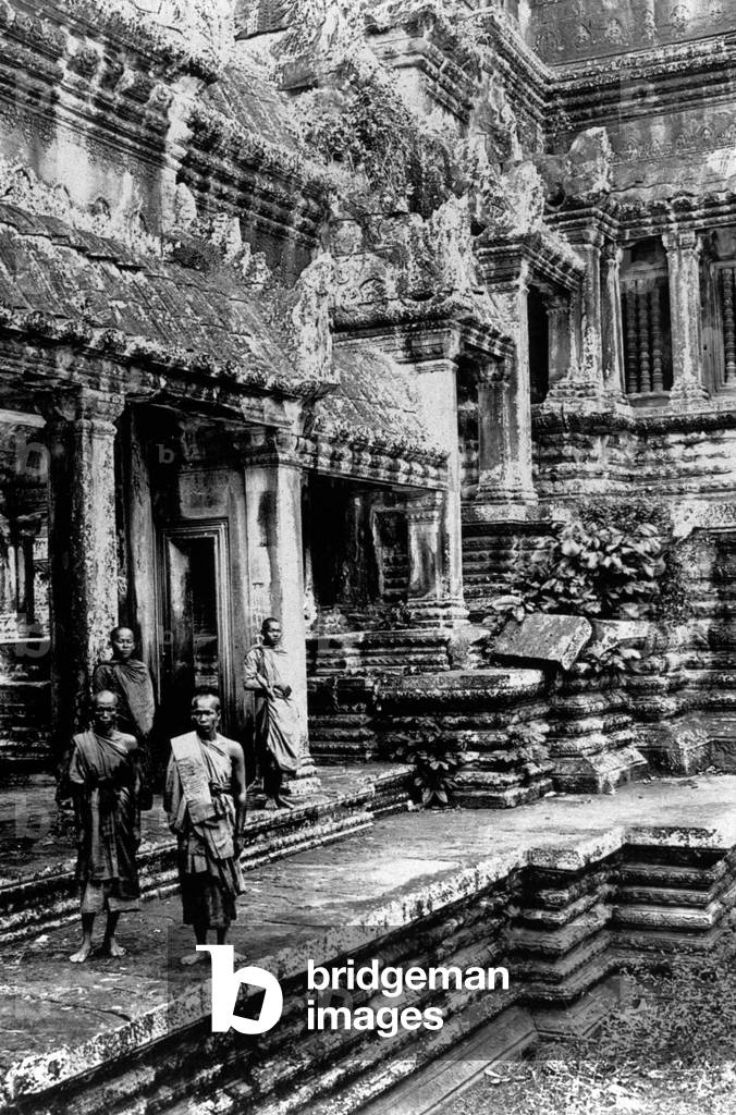 Bonzes in Angkor Vat, c.1920-1930 (photo)