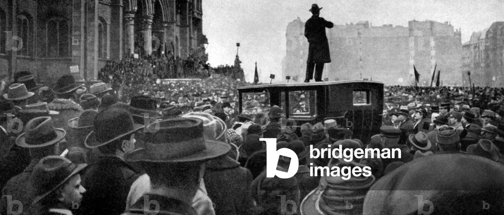 Demonstration in front of the Budapest Parliament, 1922-23 (photo)
