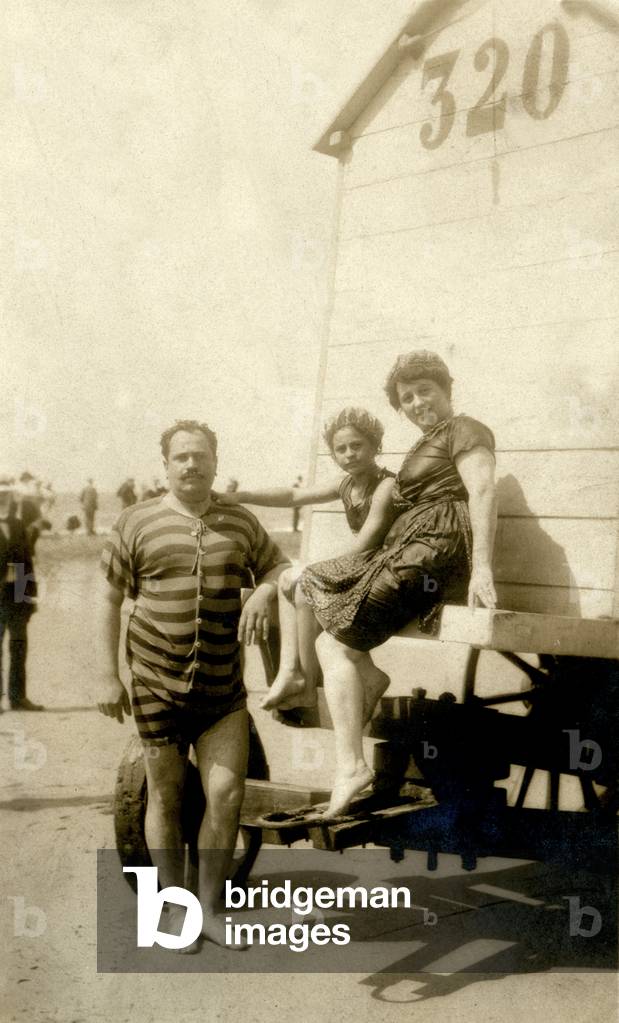 Geography. Belgium. Family at the beach of Ostend. Photo, Belgium, 1910.
