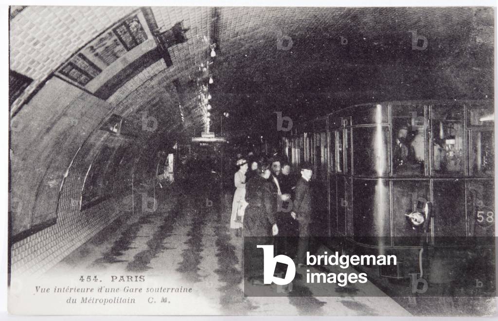 A metro platform in Paris, c.1910-20 (postcard)