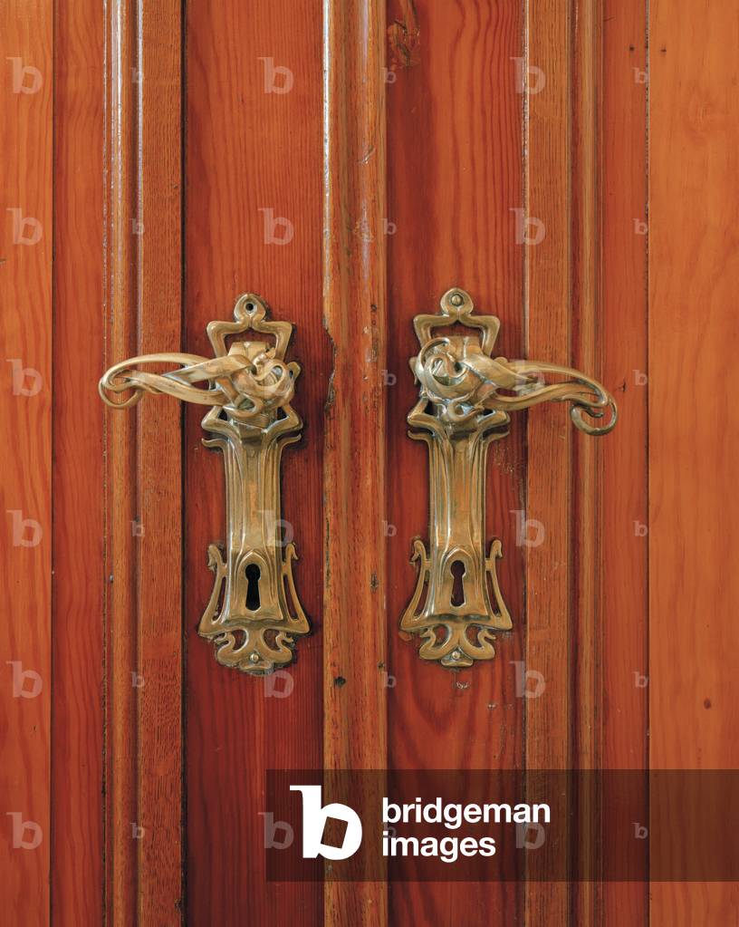 Door handles ironmongery detail gilded brass, Hotel Winssinger, 66 Rue De LHotel Des Monnaies, Saint-Gilles, Brussels, 1894-97 (photo)