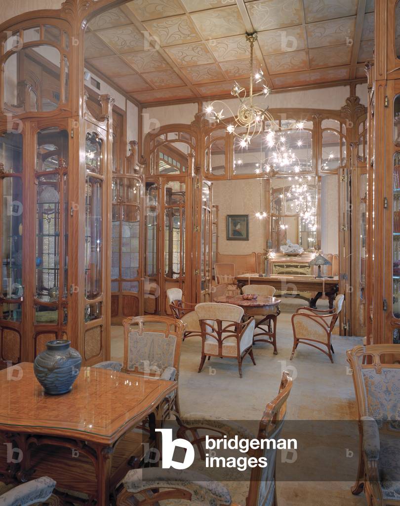 Salon with mirrored surfaces creating infinate reflections with sliding glazed cabinets, Hotel Solvay, 224 Avenue Louise, Brussels, 1894-1903 (photo)