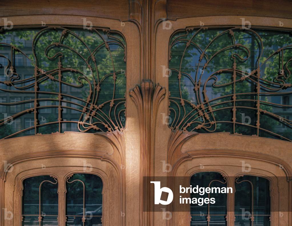 Style Horta entrance door detail, with wood from the Belgian Congo, Hotel Solvay, 224 Avenue Louise, Brussels, 1894-1903 (photo)