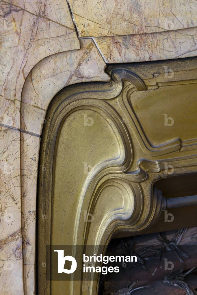 Dining room fireplce detail polished marble & iron, Hotel Solvay, 224 Avenue Louise, Brussels, 1894-1903 (photo)