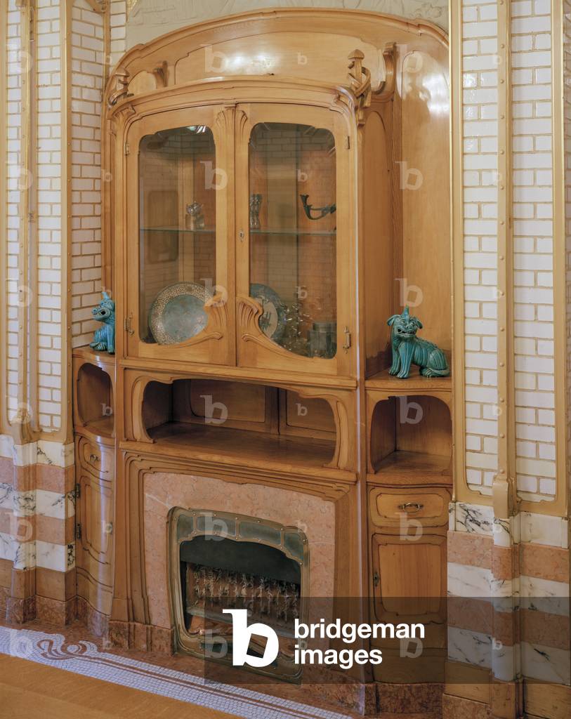 Fireplace and cabinet in dining room, Maison and Atelier Horta, 23-25 Rue Americaine, Brussels, 1898-1901. Now the Horta Museum (photo)