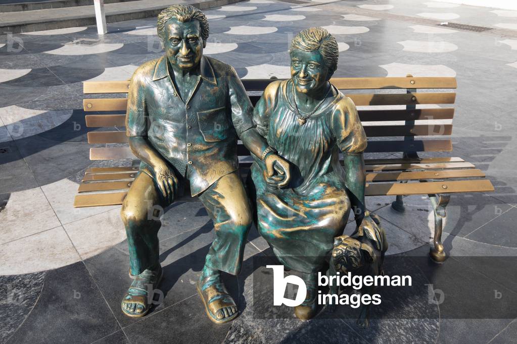 Street statue of Jorge Amado and Zélia Gattai, Rio Vermelho, Salvador de Bahia, Brazil, March 2018 (photo)