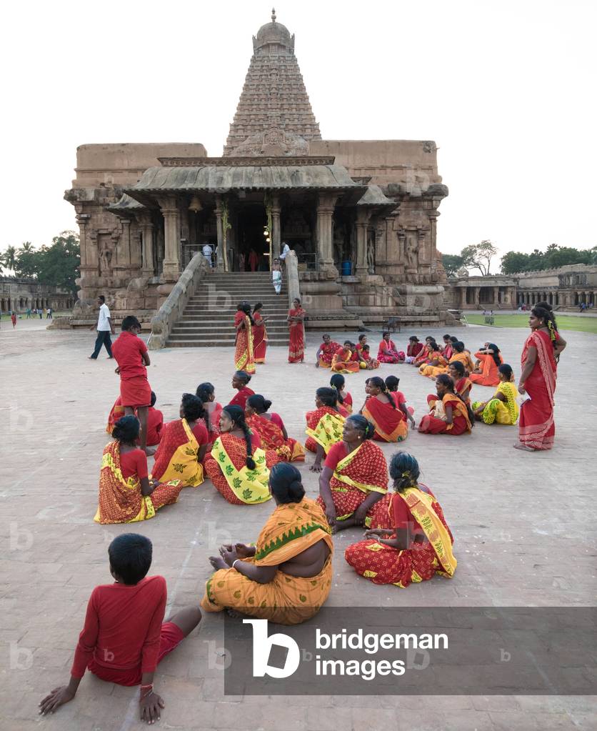 Pilgrims, Brihadisvara Temple, Thanjavur (Tanjore), Tamil Nadu, India, February 2019 (photo)