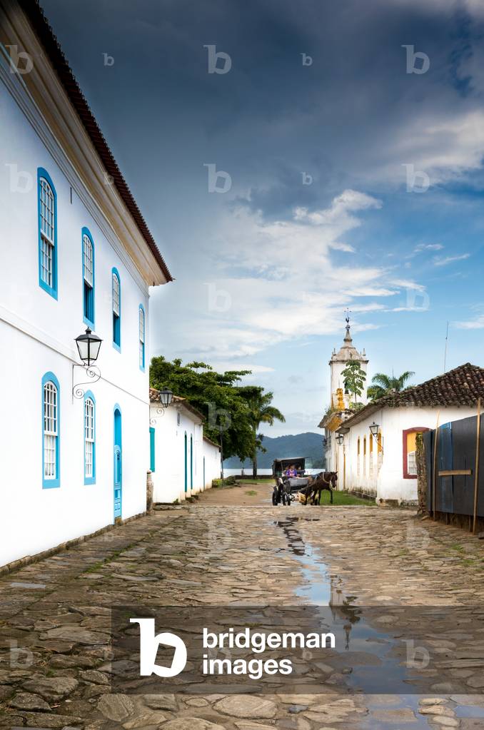 Horse and carriage, colonial era street, Historic Center District, Paraty, Brazil, March 2018 (photo)