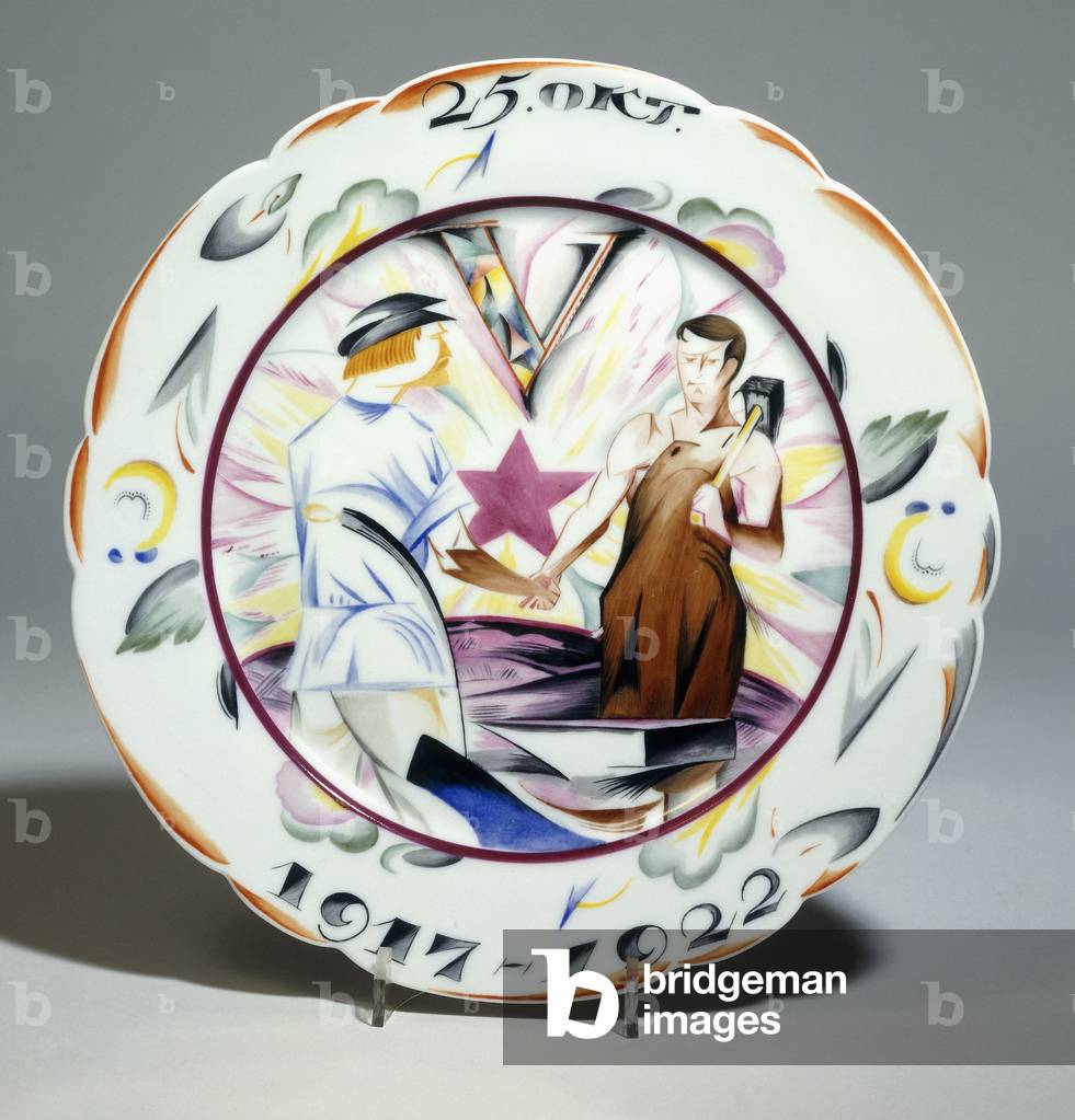 A Soviet porcelain propaganda plate, painted with a worker and a peasant shaking hands, early 20th century (porcelain)