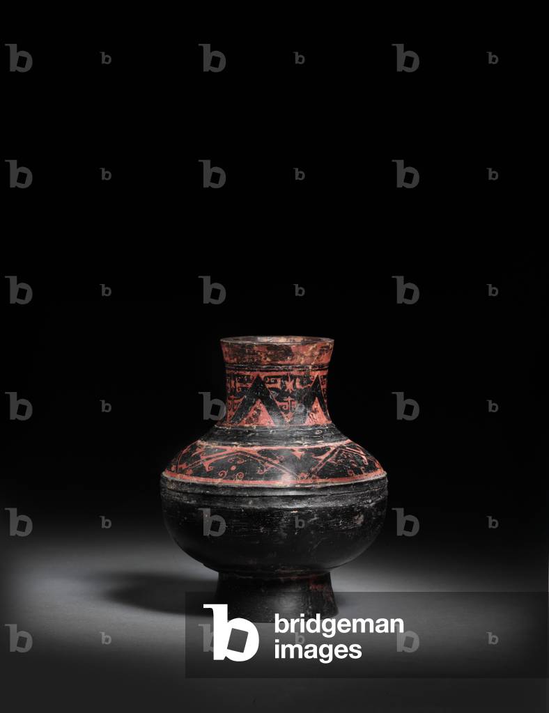 Small red-painted black-laxquered black pottery jar, Hu, 476-221 BC (ceramic)