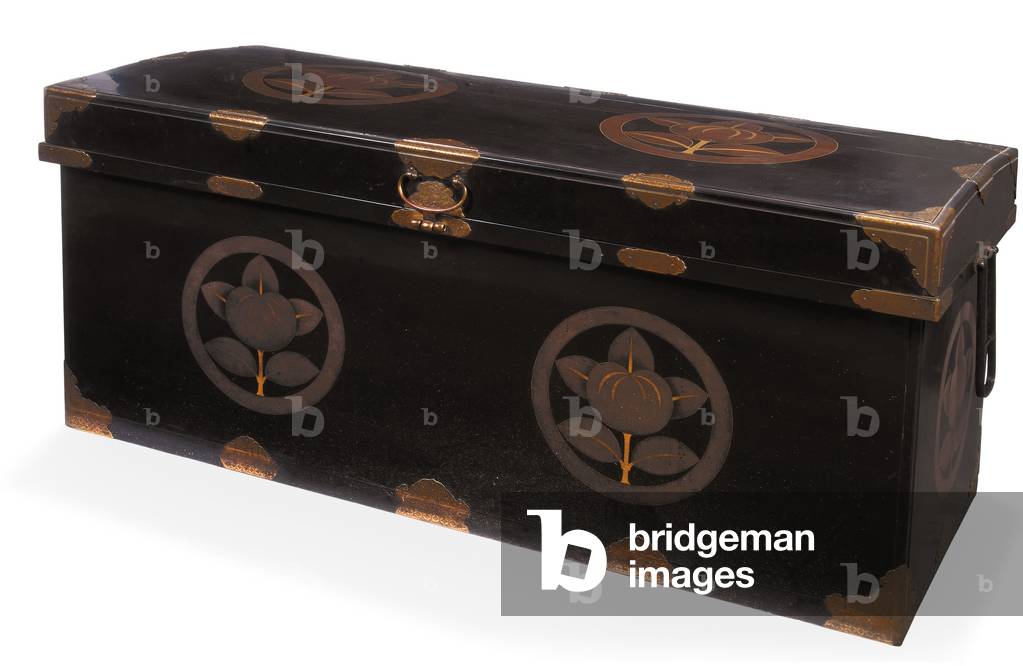 Storage trunk (Nagamochi), Edo Period (lacquer & brass)