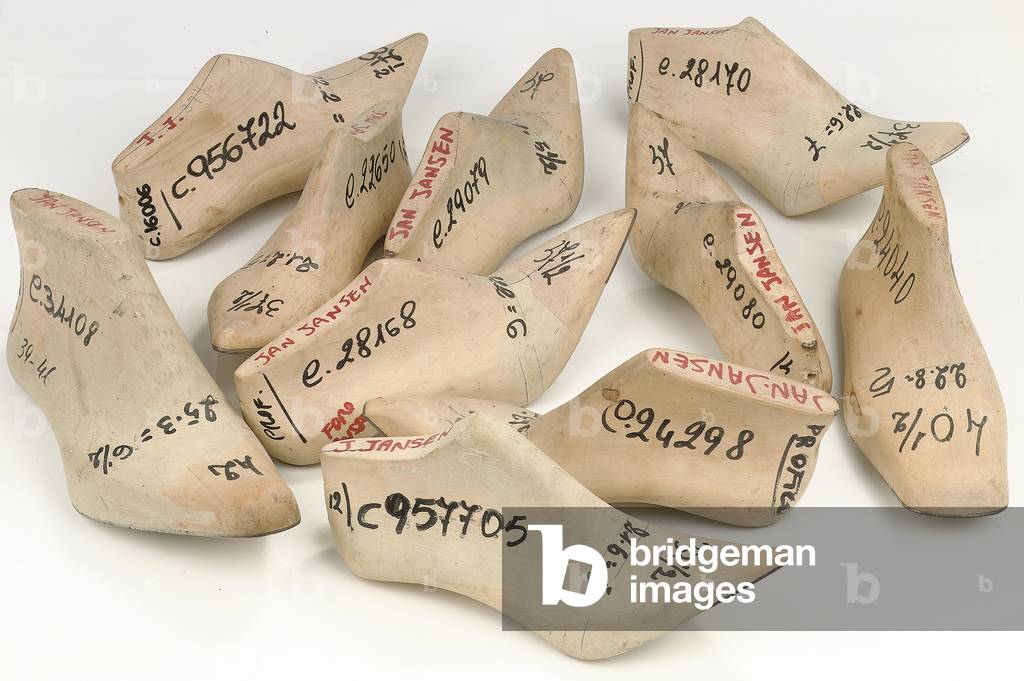 Collection of hand-carved lasts, by Jan Jansen (photo)
