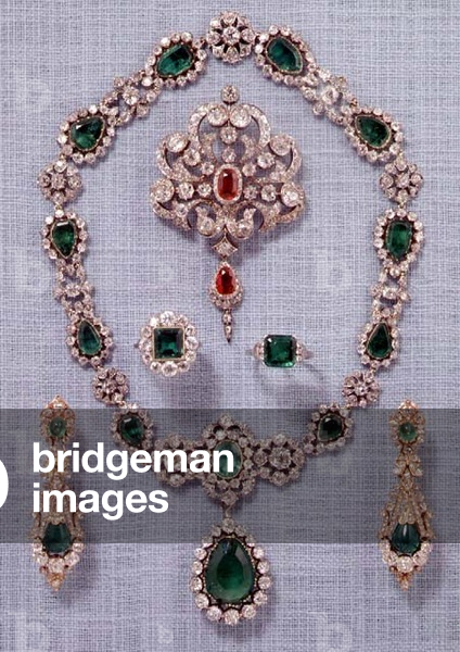 Necklace, earrings, rings and brooch in diamonds, emeralds and rubies
