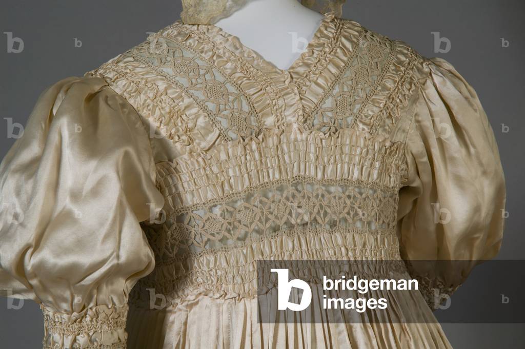 Tea gown, 1908 (detail view of back), Silk satin, lace, crepe, Maker unknown