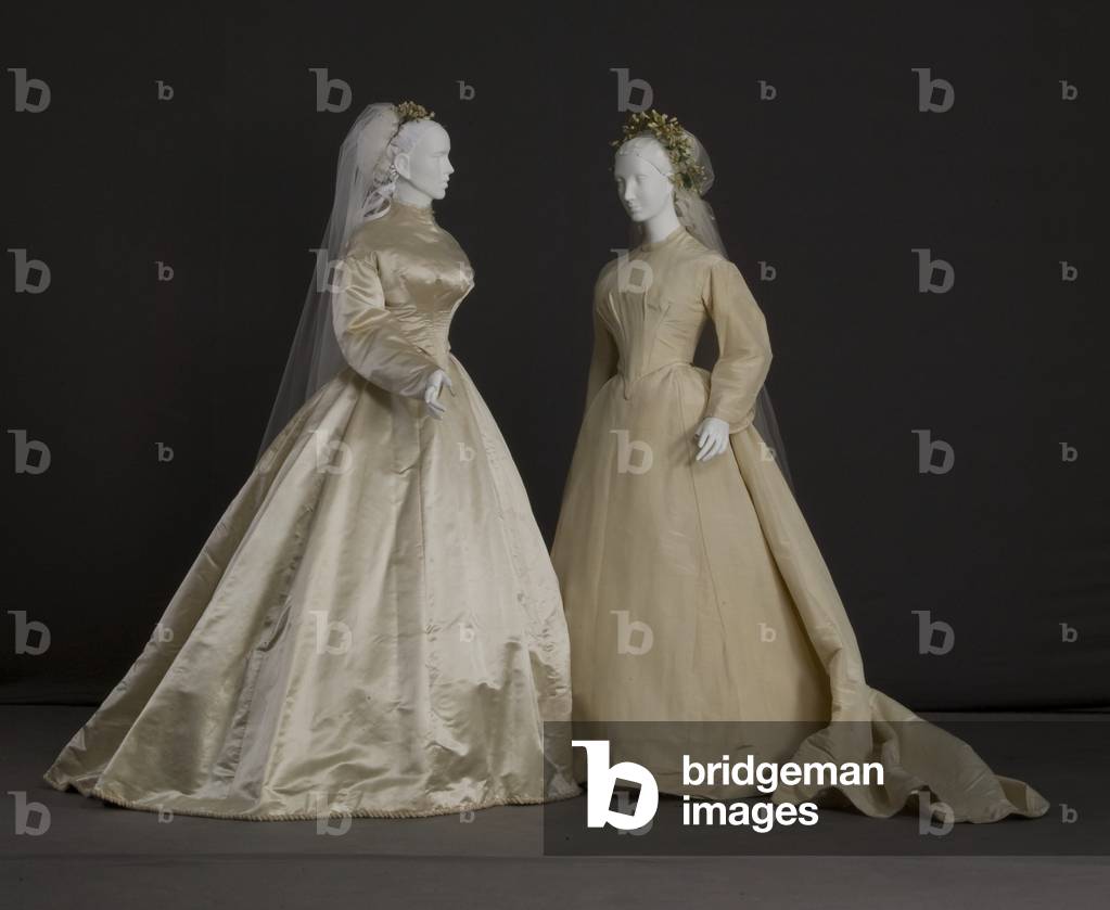 Wedding dresses, 1870 (silk and wool taffeta), and 1866 (silk satin, silk thread cord, silk lace), View of mannekins face-to-face.