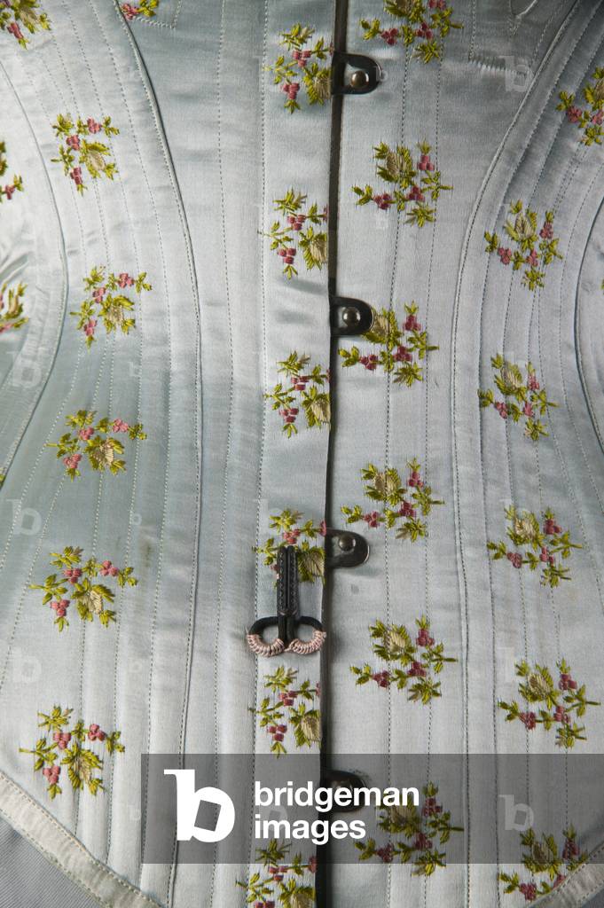 Trousseau corset, 1900 (button detail), Embroidered silk satin, ribbon, lace, Le Bon Marché