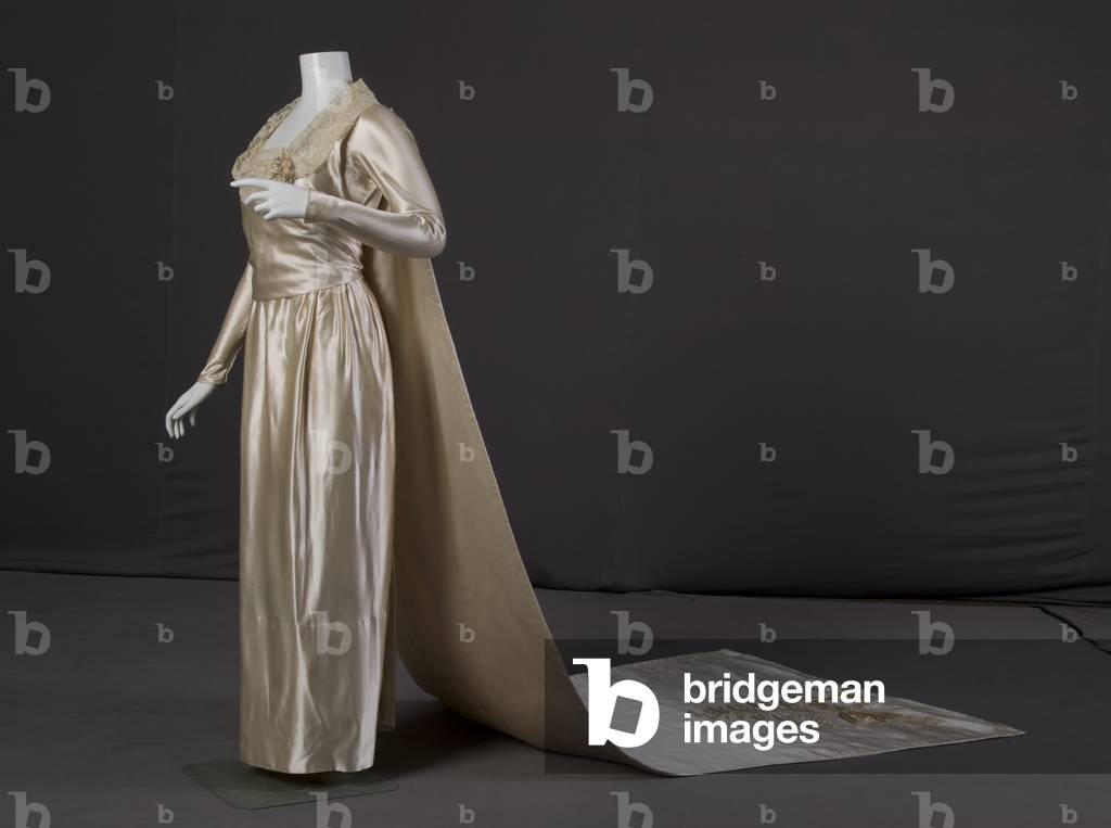 Wedding dress and detachable train, 1918 (side oblique view), Silk satin, lace, silk flowers, Lucile, Chicago