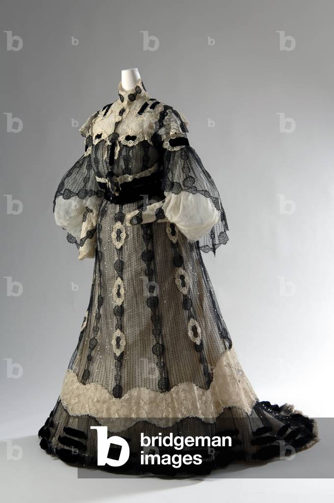 Evening dress, 1902 (side oblique view), Silk lace, silk net, sequins, glass beads, silk velvet trim, Henriette Favre, Paris