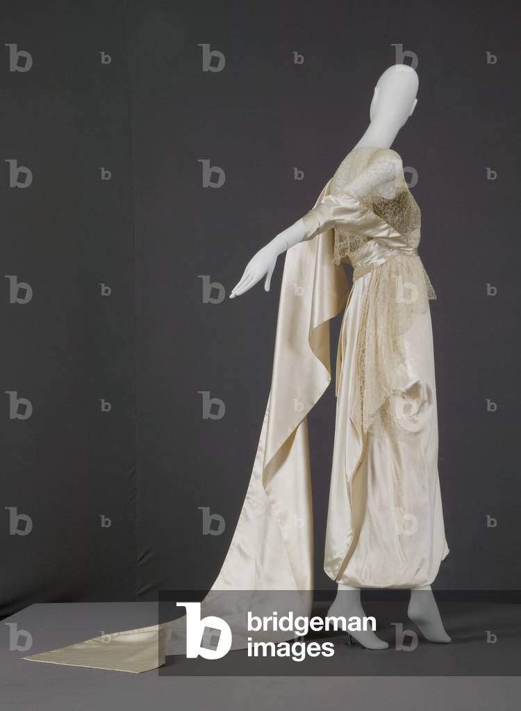 Wedding dress and detachable train, 1919 (back oblique view), Silk satin, gold lamé, lace, Maker unknown