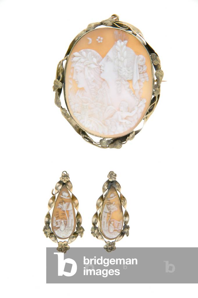 Brooch and matching earrings, 1856, Carved agate, gold, Maker unknown