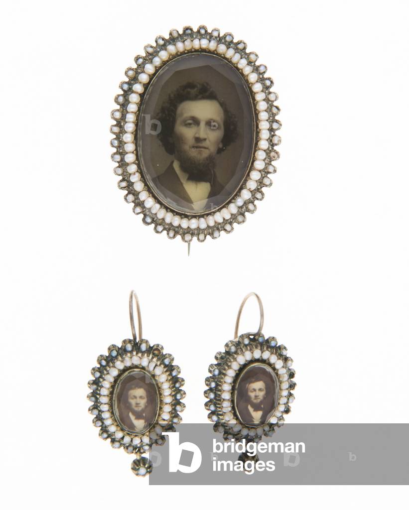 Brooch and matching earrings, c.1880, Photographs, pearls, gold, silver, No label
