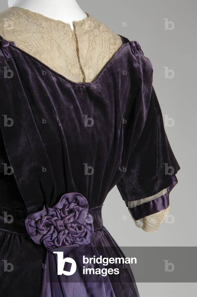 Afternoon dress, 1910 (back oblique detail view), Silk velvet, silk satin, silk lace, Jeanne Paquin, France