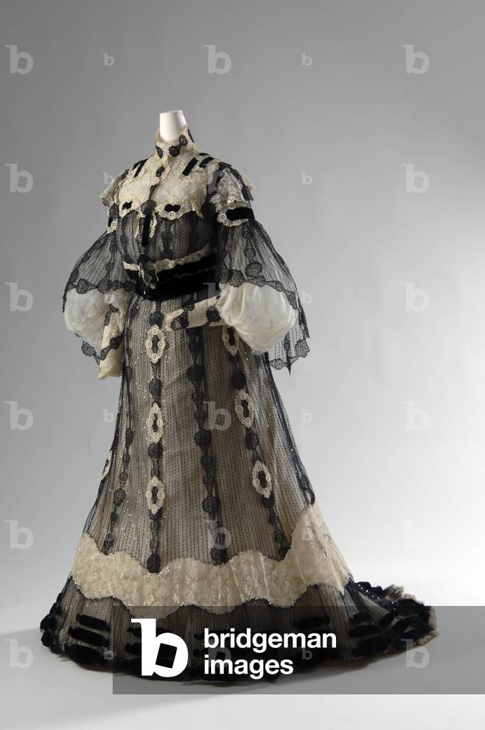Evening dress, 1902 (side oblique view), Silk lace, silk net, sequins, glass beads, silk velvet trim, Henriette Favre, Paris