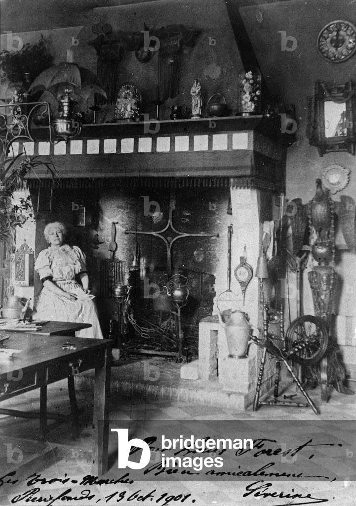 Caroline Remy in her house des Trois Marches, Pierrefonds (photo)
