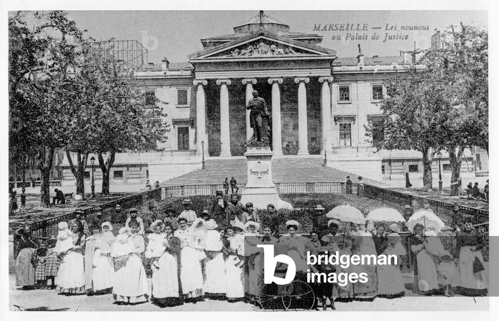 Postcard showing nannies at the Palace of Justice, Marseille (b/w photo)