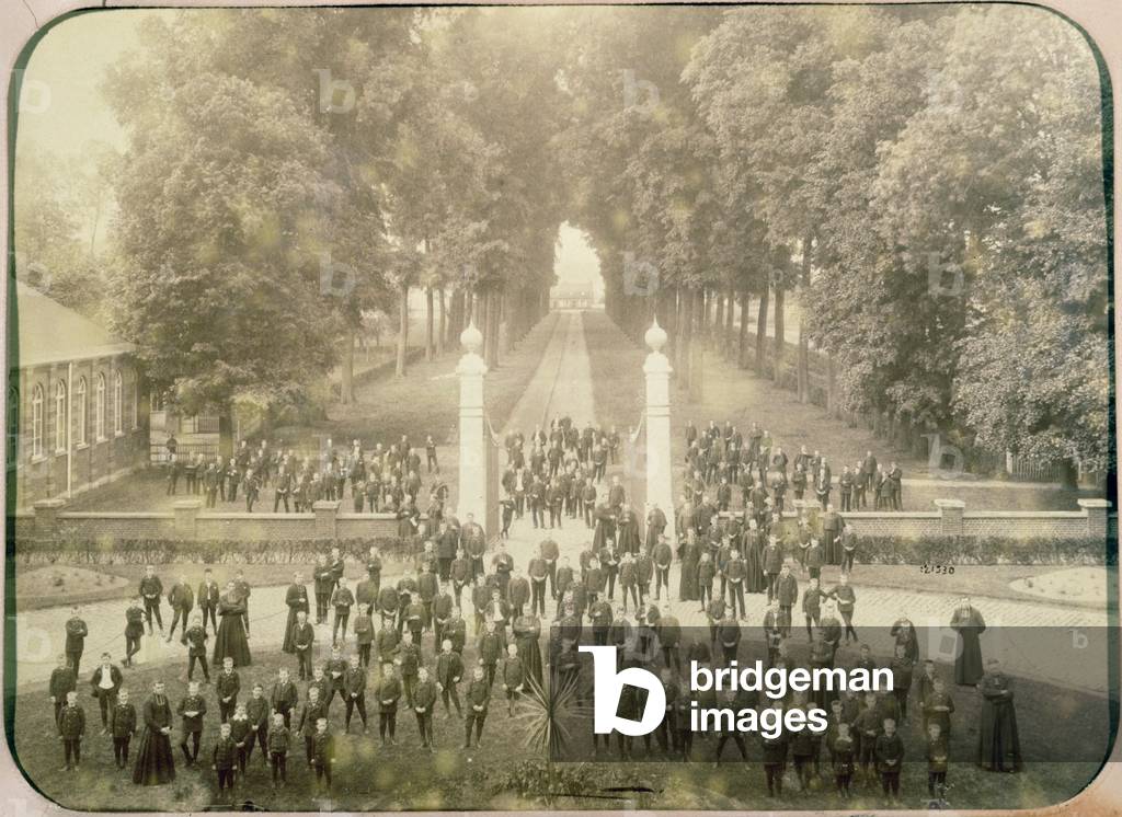 Pupils and staff of the Institution Libre de Marcq en Baroeuil, 1890-1 (photo)