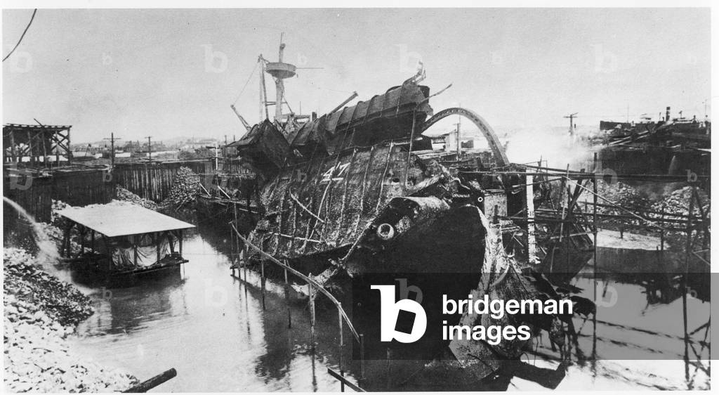 The Catastrophe of the USS Maine, 1898 (b/w photo) (see 206525, 206527)