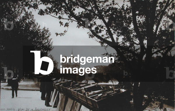 Postcard depicting Bouquinistes along the Quai de la Tournelle, Paris, c.1930-40, 1930-40 (sepia photo)