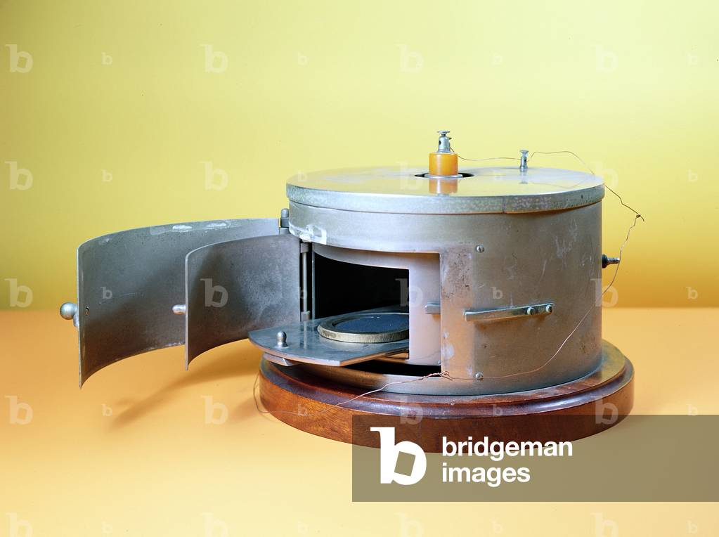 Ionisation chamber devised by Marie Curie (1867-1934) c.1897