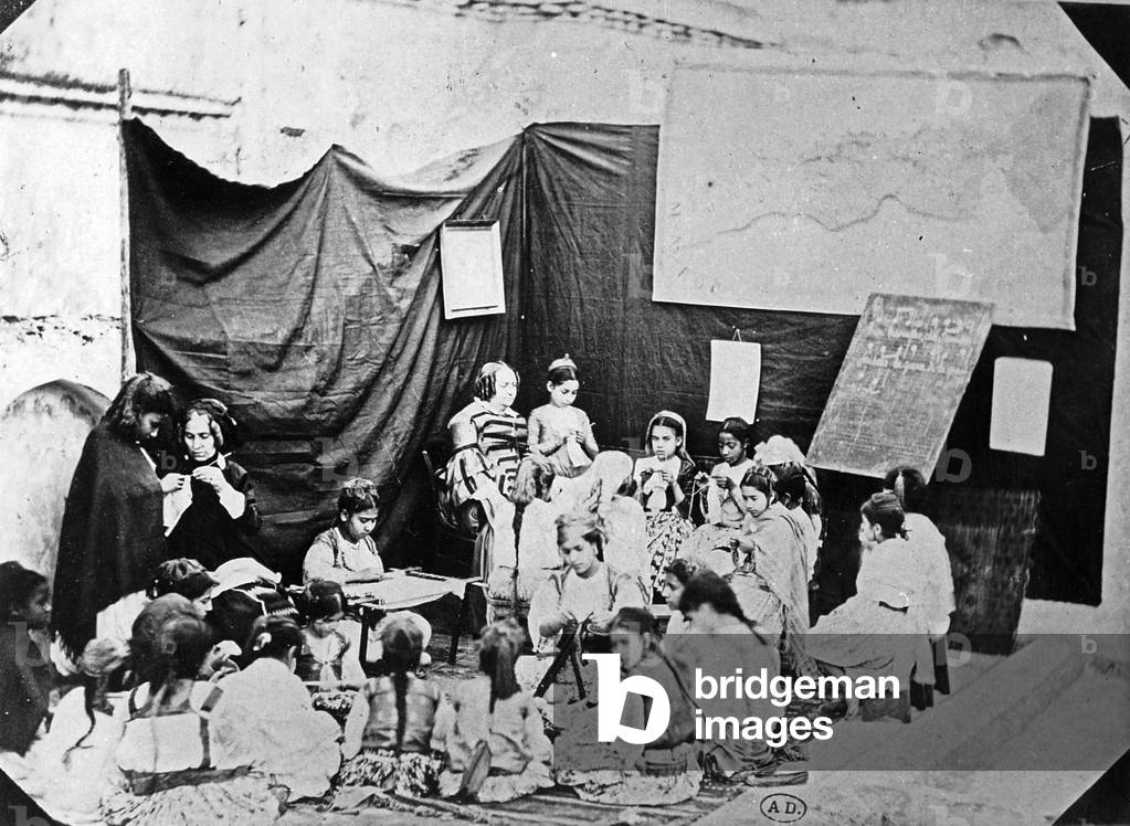 Scuola femminile ad Algeri, ca. 1860 (foto b/n)
