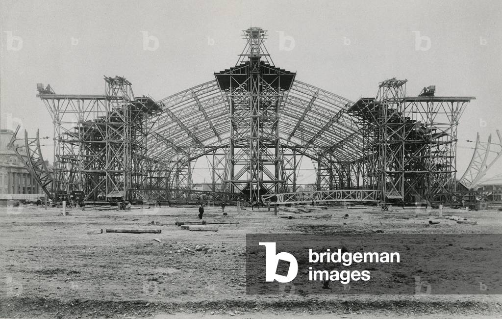 Construction of the Galerie des Machines for the Exposition Universelle of 1889 (b/w photo)