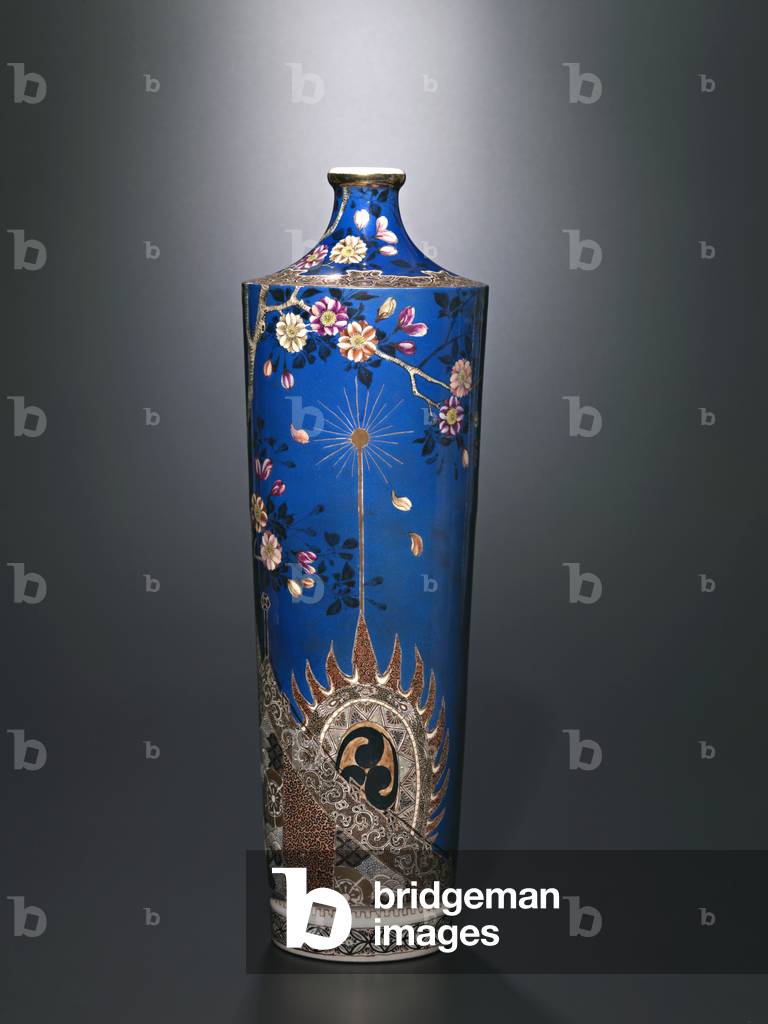 Vaso con tamburo taigo giapponese su fondo blu profondo, periodo Meiji (gres in smalti overglaze e vernice oro