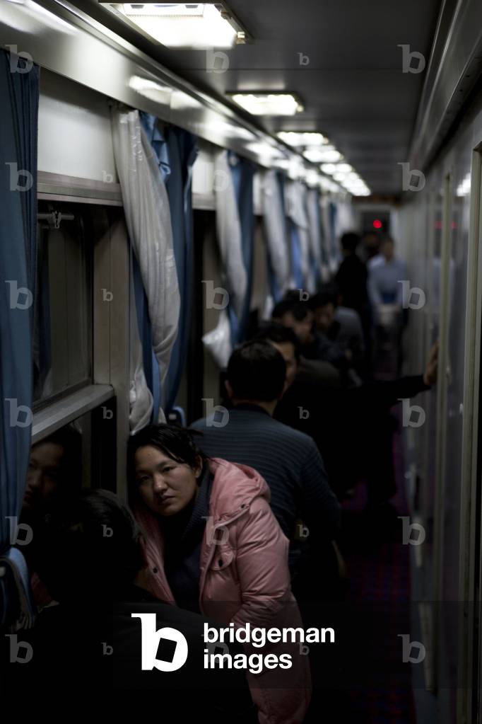 Train by night, Hangzhou, China (photo)