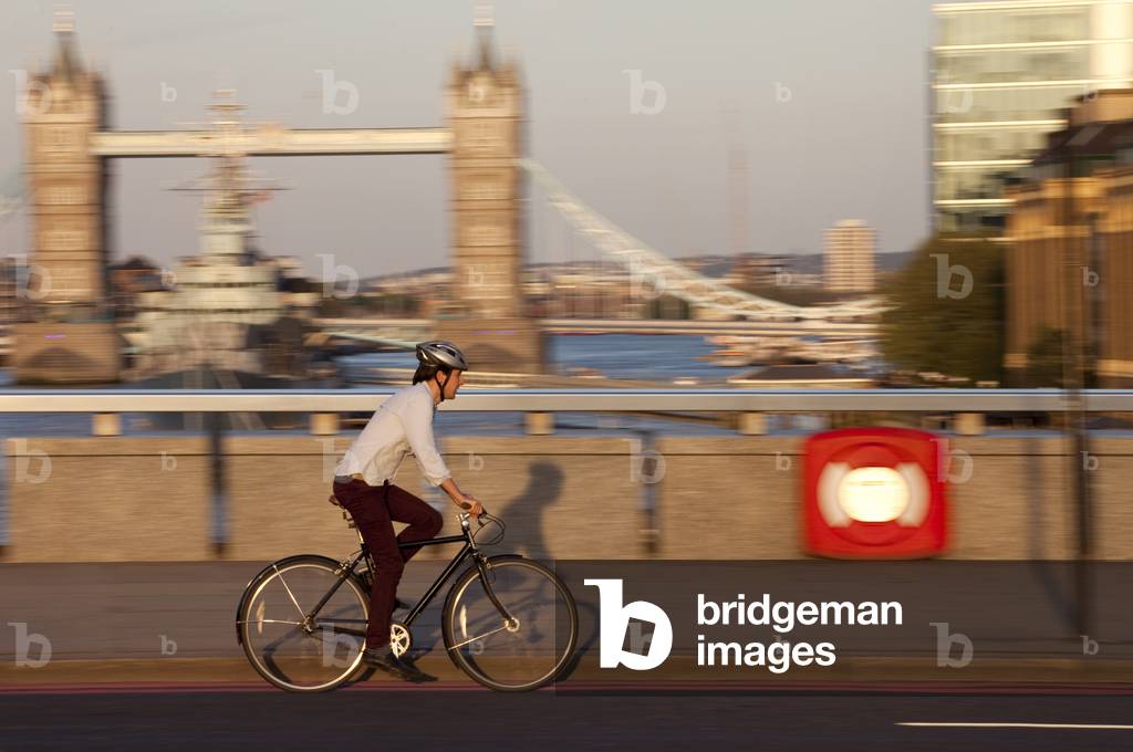 View of Tower Bridge, London, UK (photo)