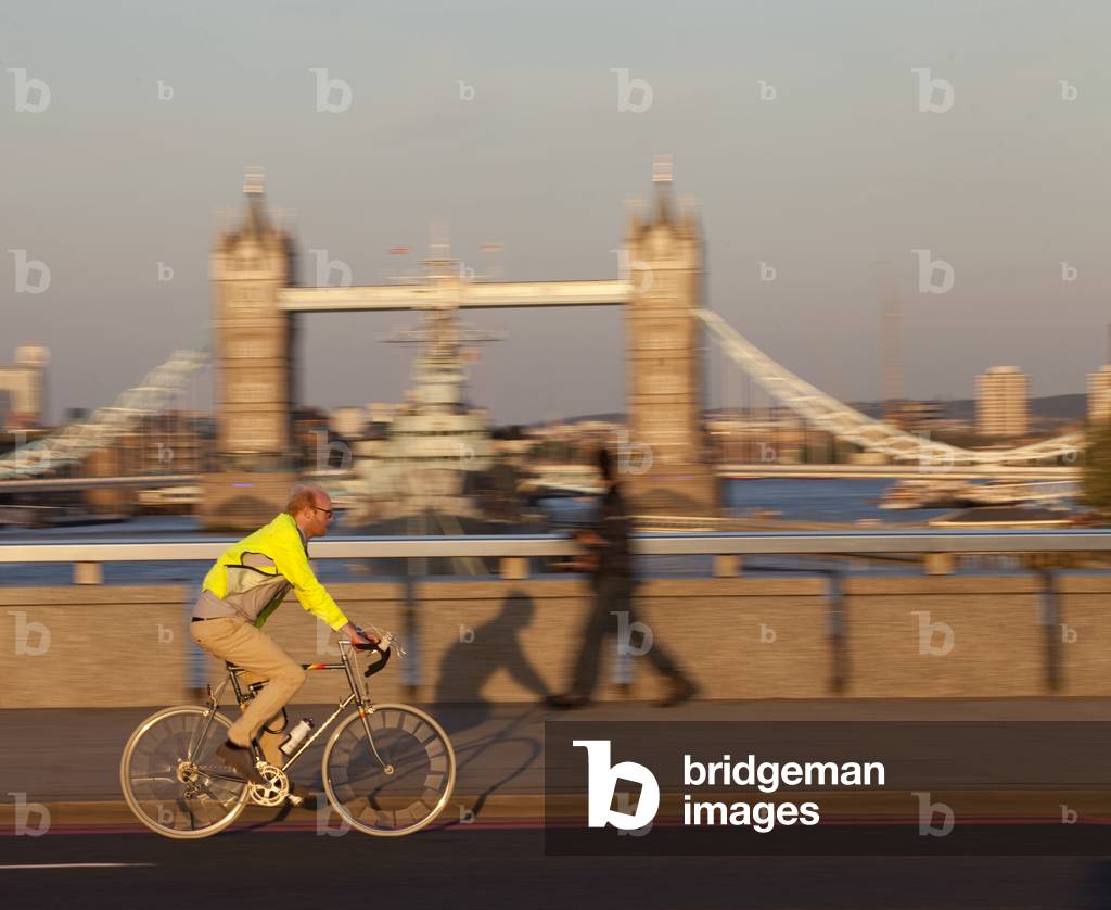 View of Tower Bridge, London, UK (photo)