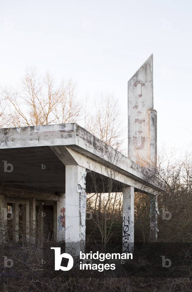 old abandoned gas station. Roanne, loire., 2019 (photography)