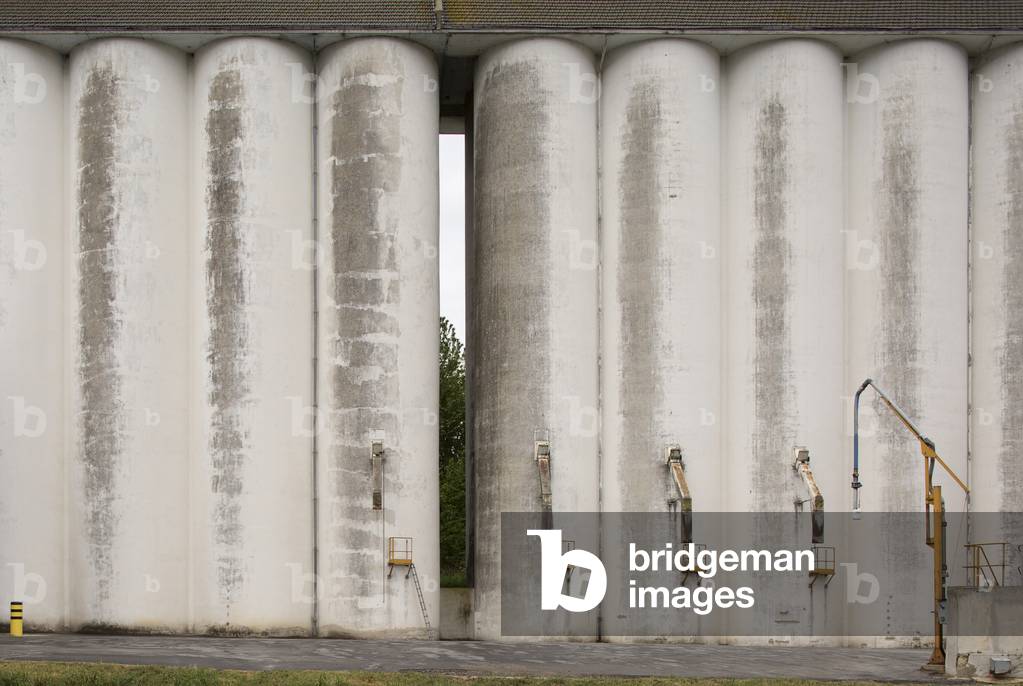 Grain silo, Aisnes, France (photo)