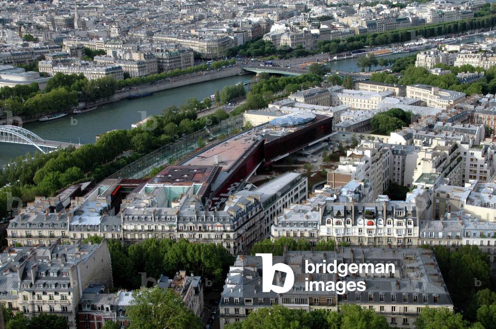 Aerials view of the Muese des arts primitive du Quai Branly in Paris.