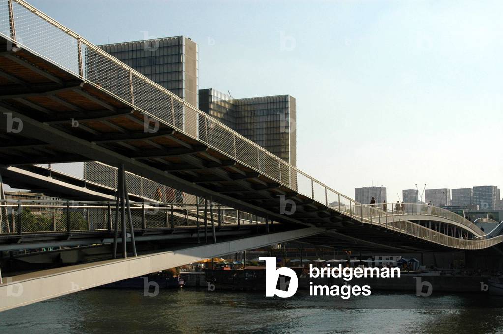 The bridge (bridge) Simone de Beauvoir inaugurated on 13 July 2006 in Paris and realised by Dietmar Feichtinger (1961-), connecting the Bibliotheque de France (BNF) Francois Mitterrand made by Dominique Perrault to the Quai de Bercy.