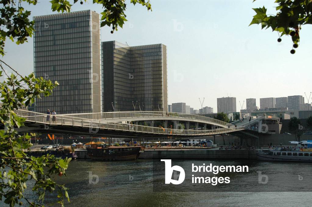 The bridge (bridge) Simone de Beauvoir inaugurated on 13 July 2006 in Paris and realised by Dietmar Feichtinger (1961-), connecting the Bibliotheque de France (BNF) Francois Mitterrand made by Dominique Perrault to the Quai de Bercy.