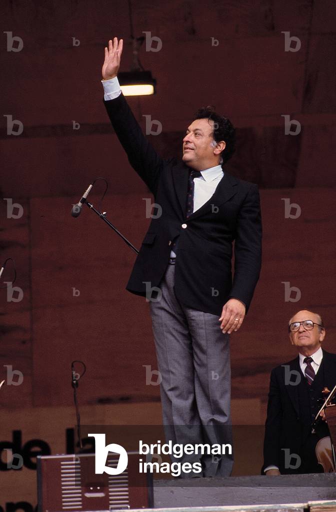 Zubin Mehta waving to