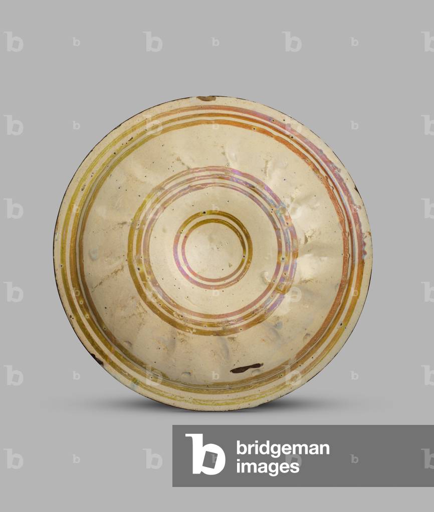 Moulded lustred dish or tondino with pine-cone design, c.1530 (tin-glazed earthenware (maiolica))